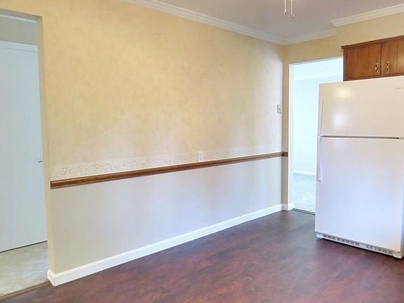4th image of 221 Pinewood Dr