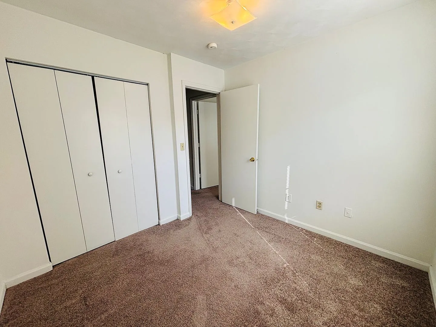 4 Bedroom 2.5 half Bath Townhouse — Photo 3