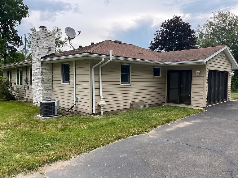 1015 Old Highway Rd — Photo 2