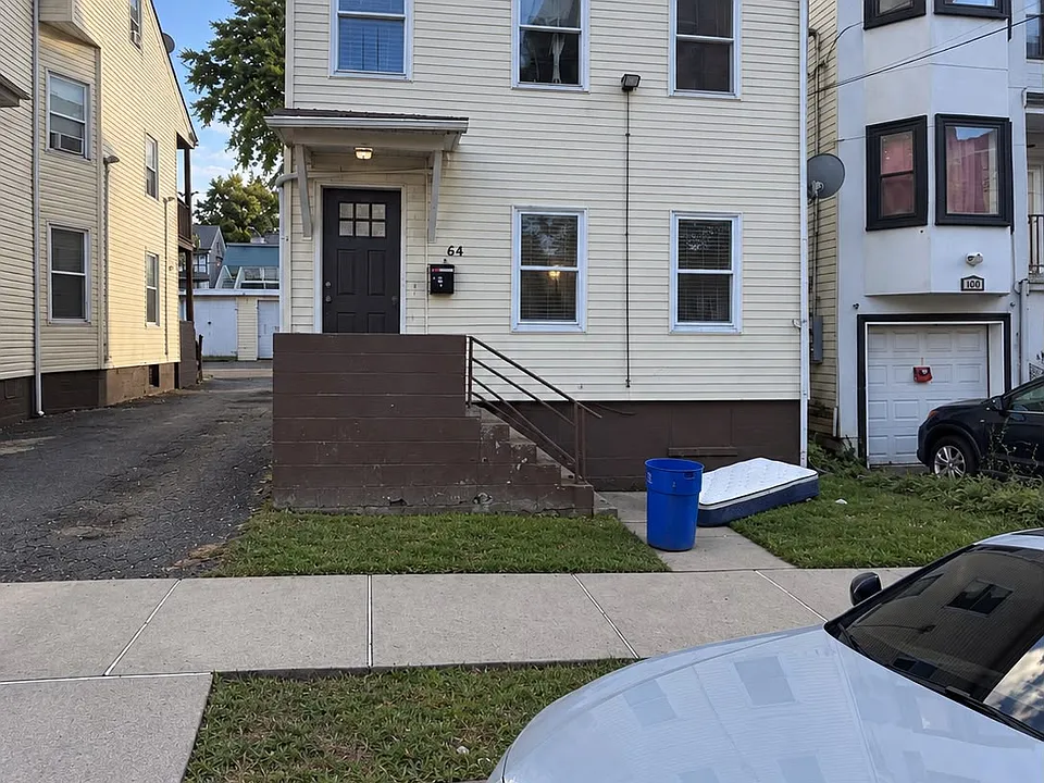 102 Montgomery St #2