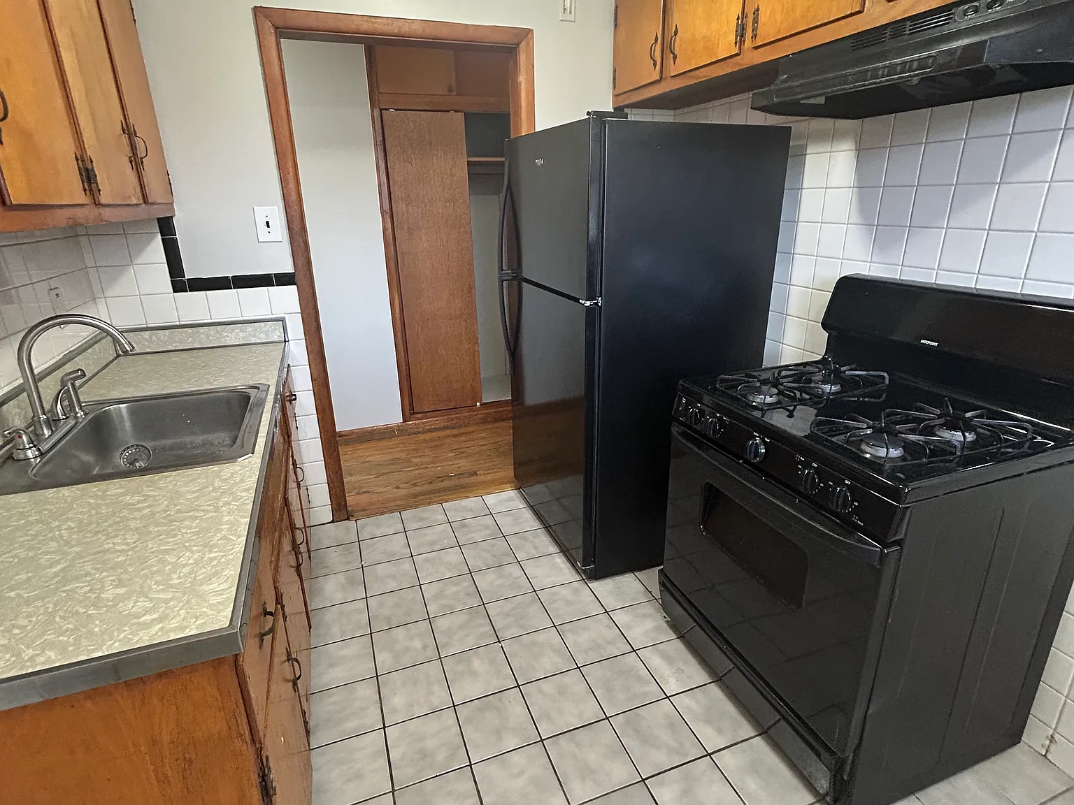 3 bed, 999 sqft, $1,375 — Photo 2