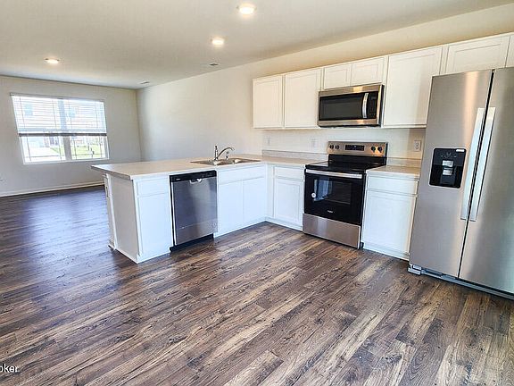4th image of 303 Zelcova Dr