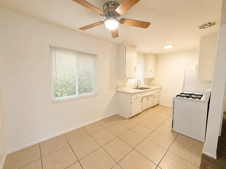 821 N Eucalyptus Ave ( 216 W Plymouth St ) — Photo 9