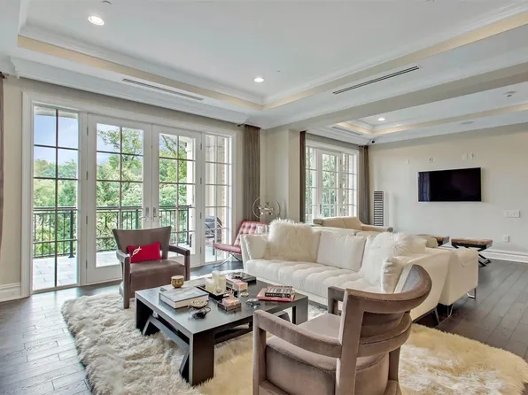 2000 Royal Court #2202, North Hills, NY 11040