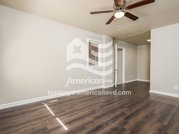 580907_005_wm_-_living_room_12904010.jpg