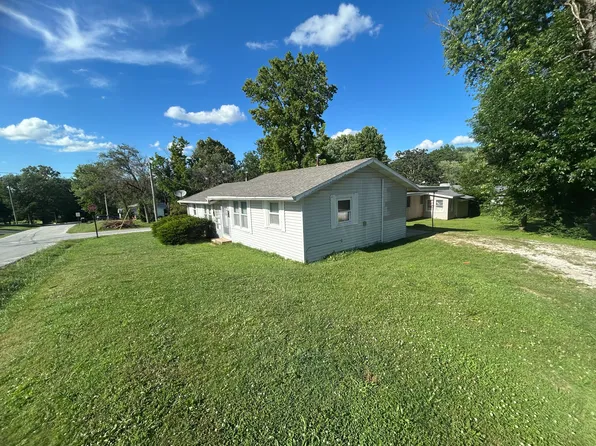 332 N Pitts St, Marshfield, MO 65706
