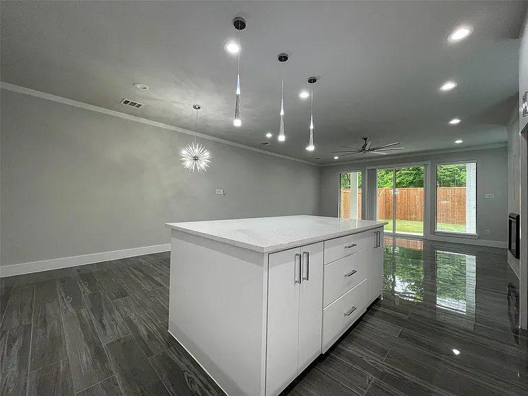 2417 N Winnetka Ave — Photo 6
