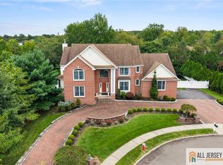 15 Olsen Ct, Kendall Park, NJ 08824