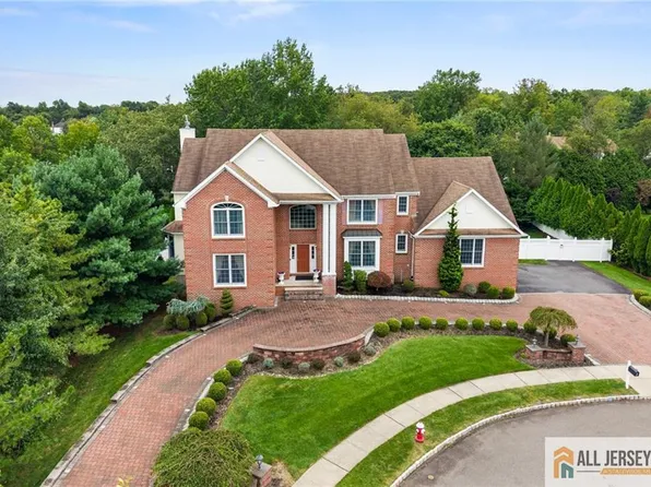 15 Olsen Ct, Kendall Park, NJ 08824