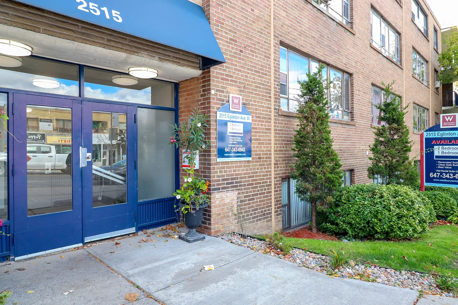 2507 Eglinton Avenue West, Toronto — Photo 3
