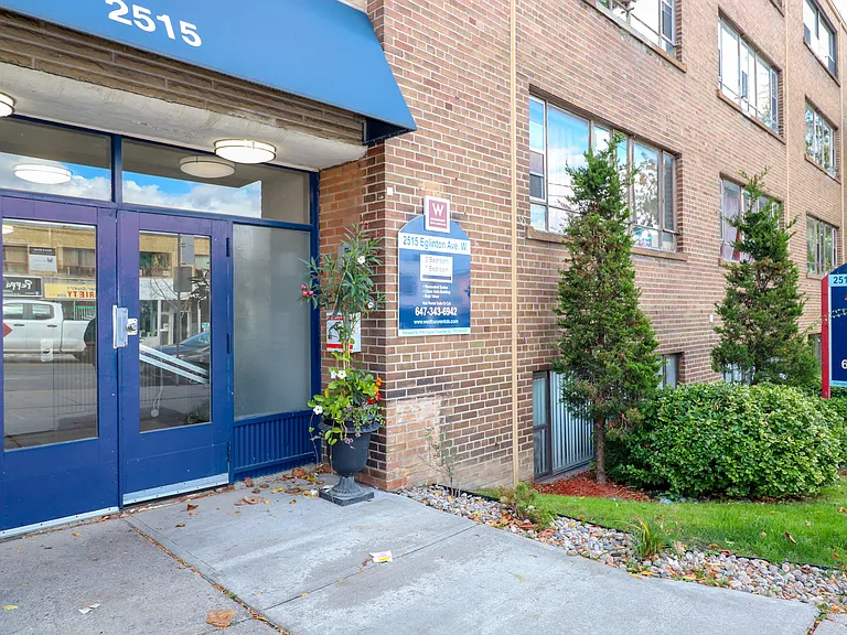 2507 Eglinton Ave W — Photo 4