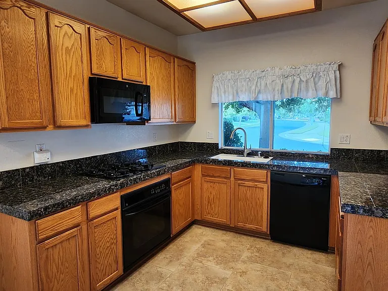 Granite Kitchen, Gas stove