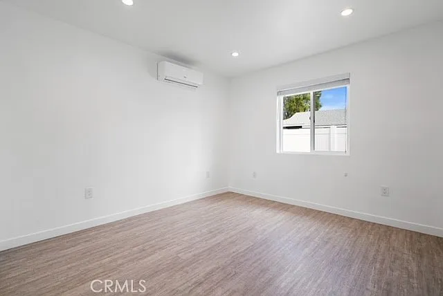 18924 Sylvan St — Photo 18