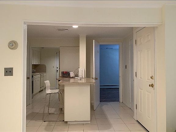 3rd image of 1008 E Broadway