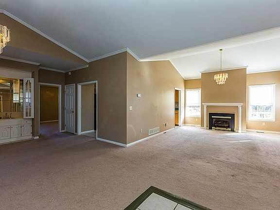 3rd image of 913 Medley Dr