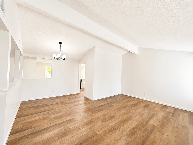 28189 Oaklar Dr — Photo 2