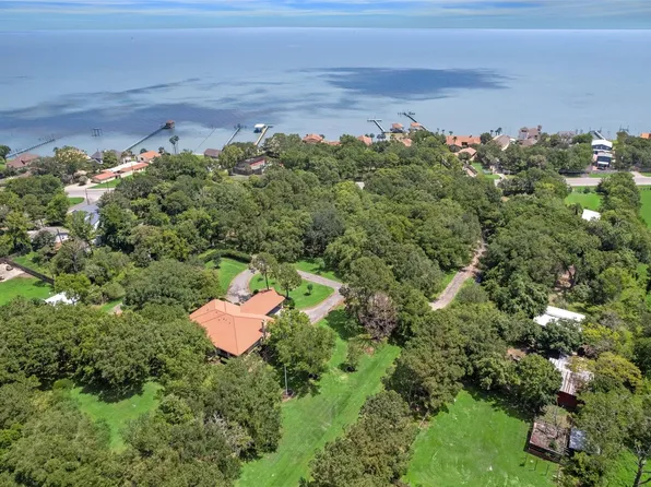 5400 W Bayshore Dr, Bacliff, TX 77518