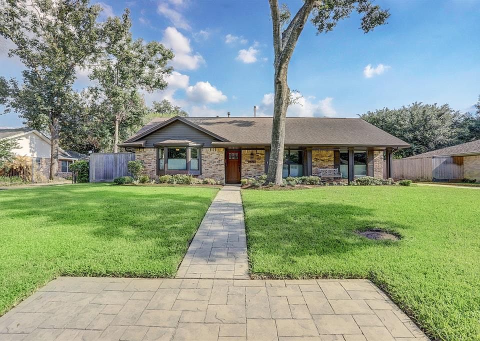 Welcome to 2226 Brooktree Drive!