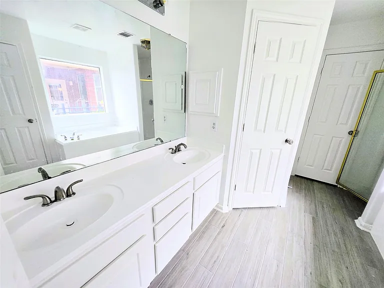 4018 Crystal Lake Cir N — Photo 22