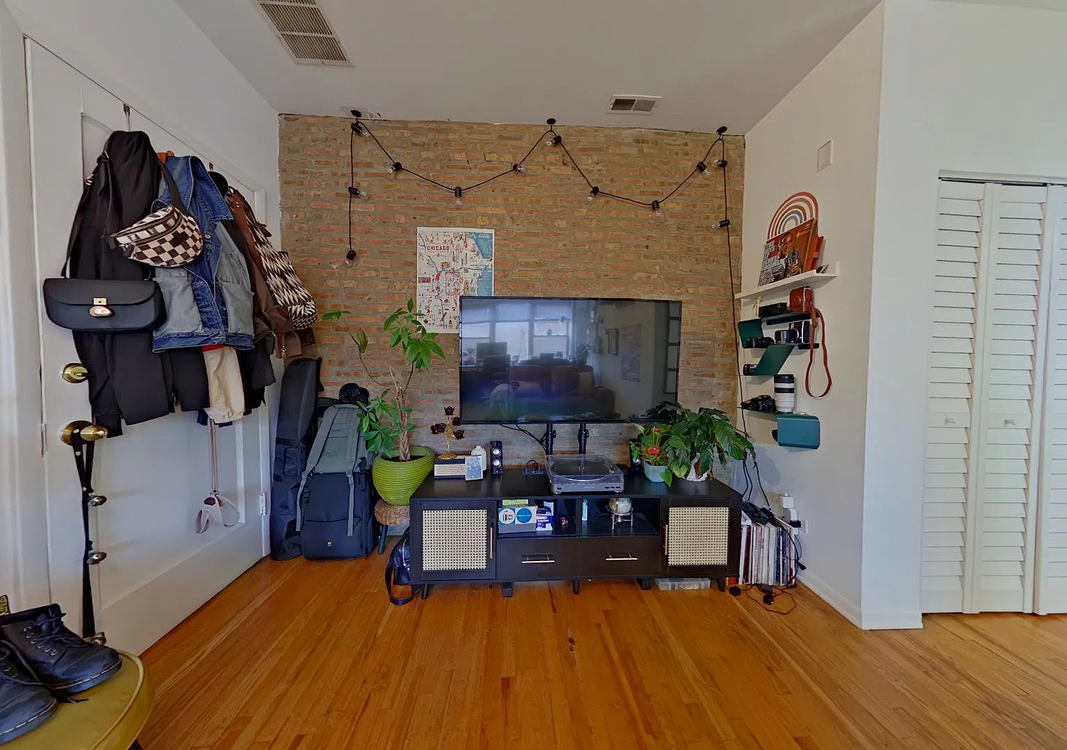 900 Gunnison — Photo 2