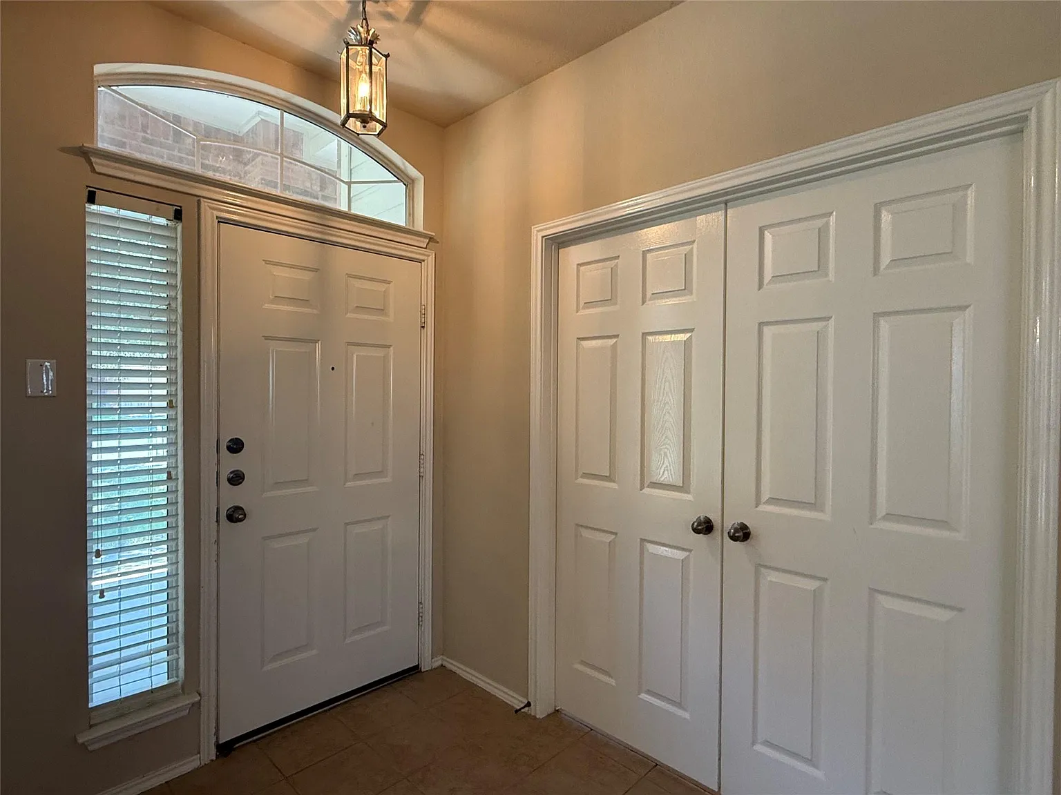 3 bed, 2.0 bath, 2364 sqft, $2,295 — Photo 3