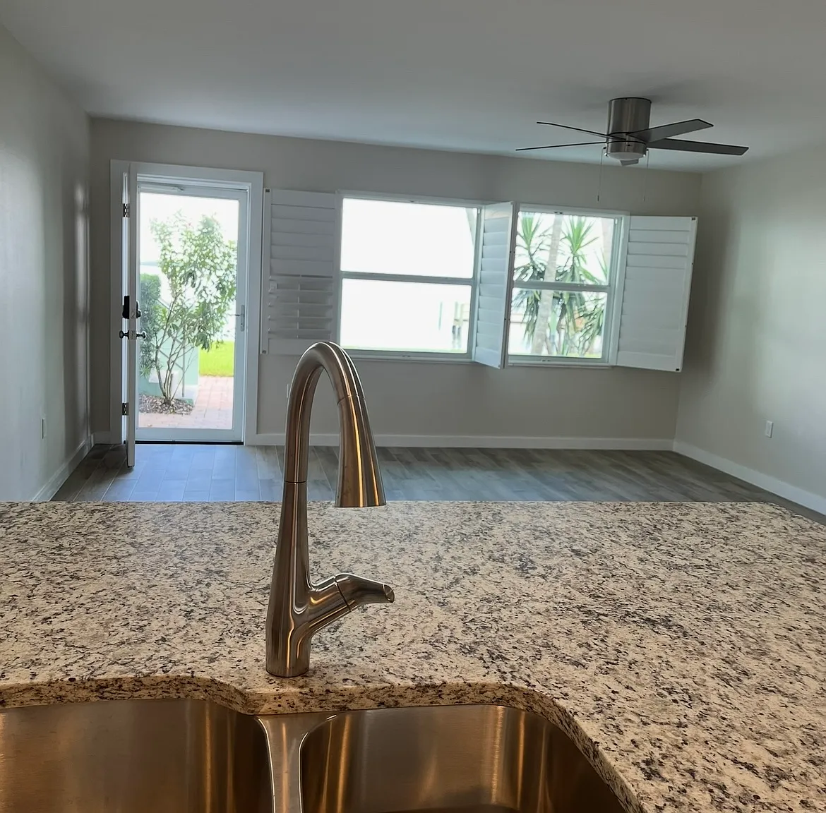 3225 E Riverside Dr — Photo 2