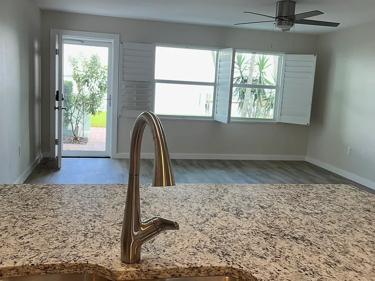 E Riverside Dr — Photo 2