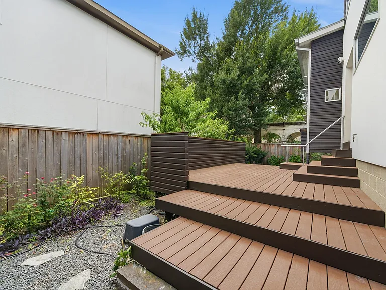7002 Newcastle St — Photo 45