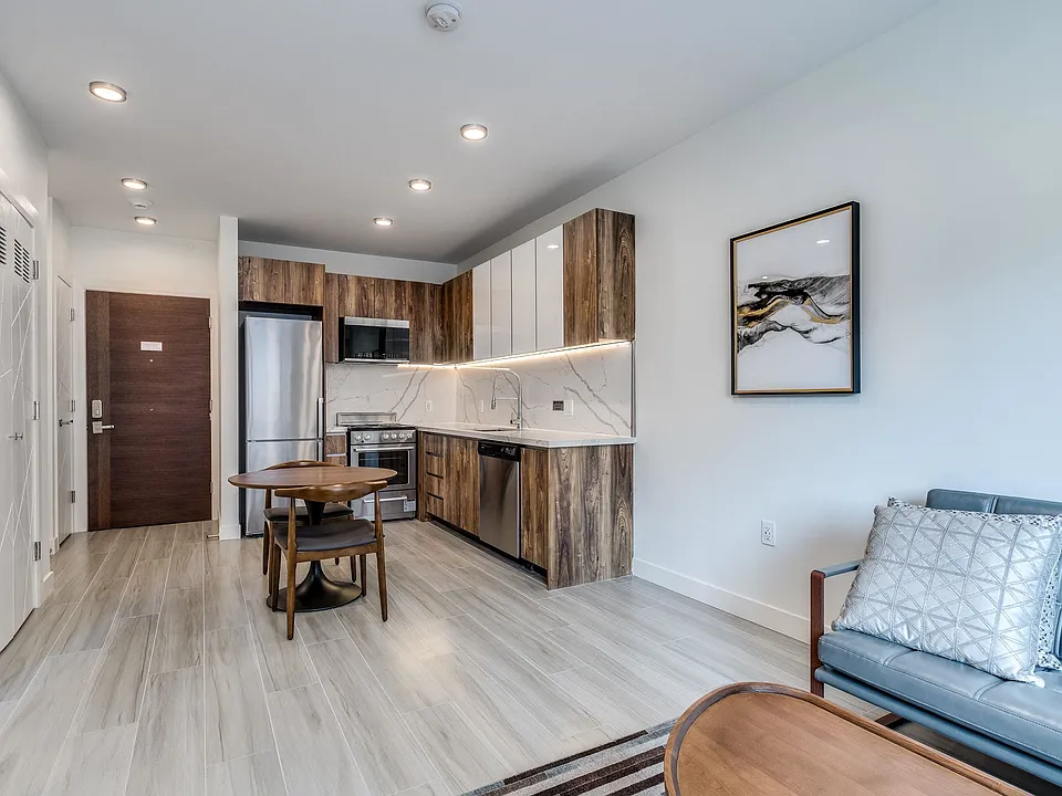 1168 Pendrell St #303