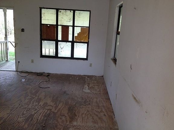 3rd image of 690 Barfoot Cir NE