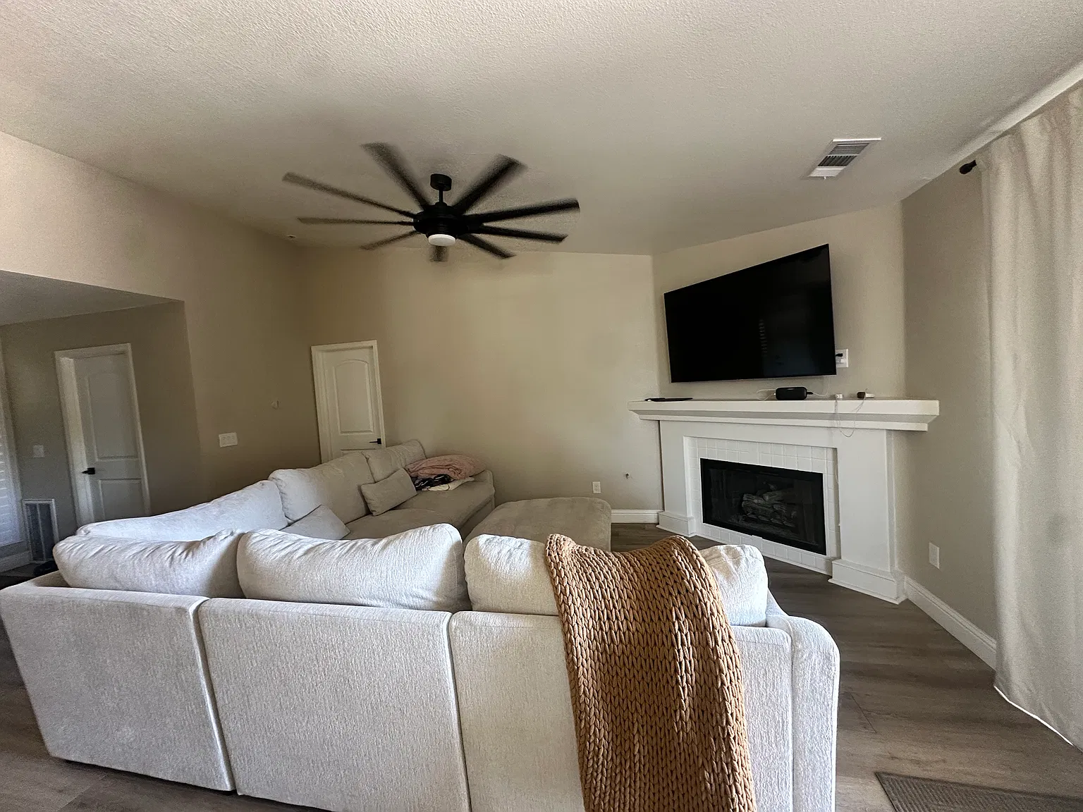 3 bed, 1354 sqft, $2,750 — Photo 2