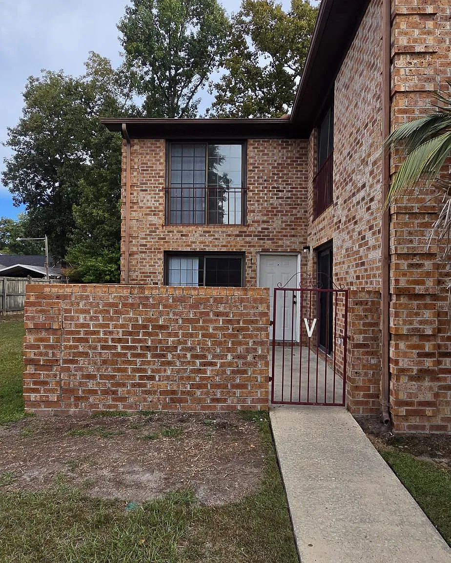 2 bed, 1.5 bath, 1144 sqft, $1,300 — Photo 1