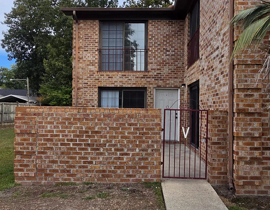 721 Coventry Ln #V