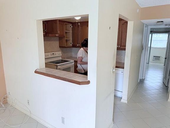 2nd image of 402 Markham S