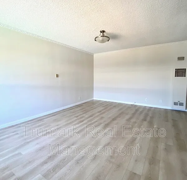 585 E Washington Blvd #35 — Photo 4