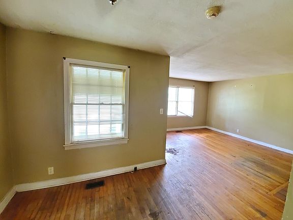 4th image of 128 14th Ave NW
