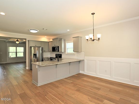 4th image of 276 Lakeview Dr