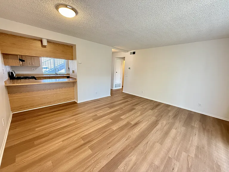 Country Club Creekside Apartments — Photo 10