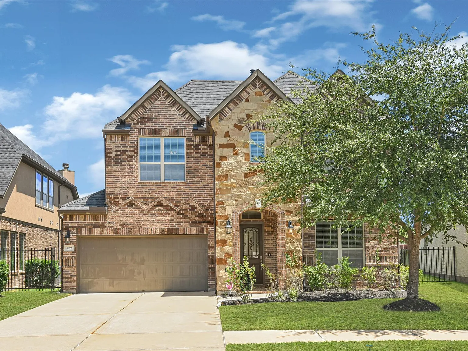 3 bed, 3.0 bath, 2810 sqft, $3,150 — Photo 2