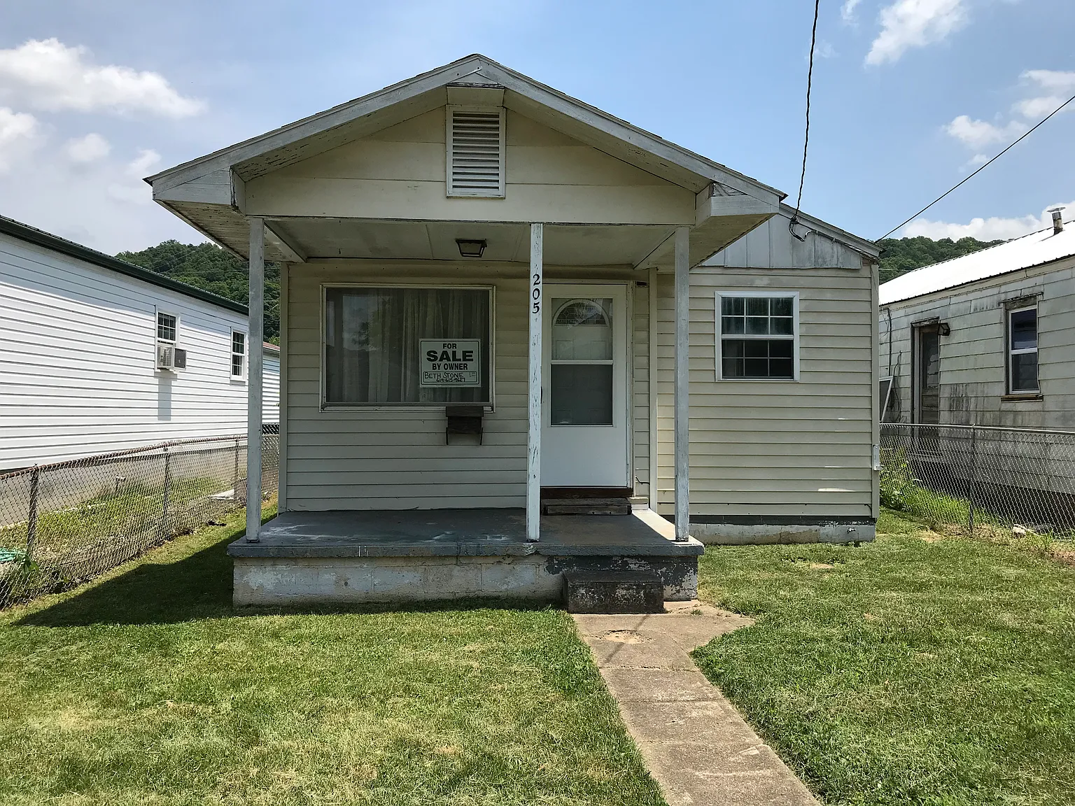 205 Kanawha Ave photo 1