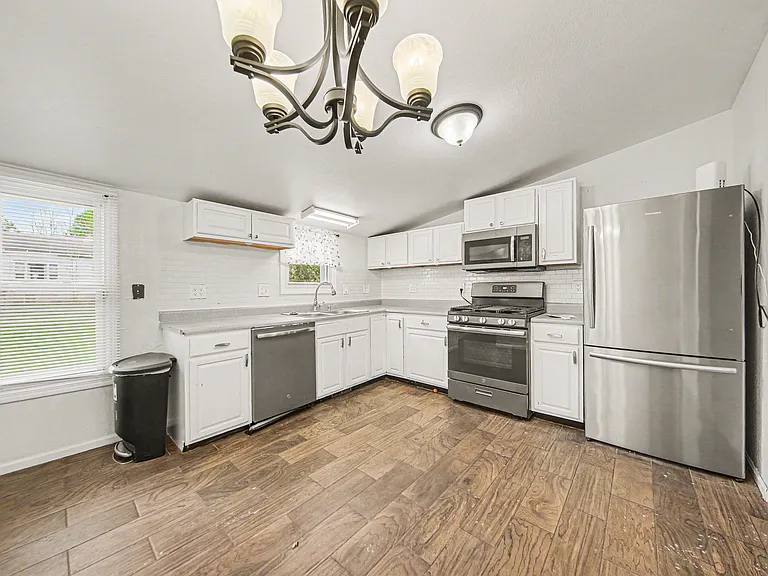 300 E Argyle St — Photo 11