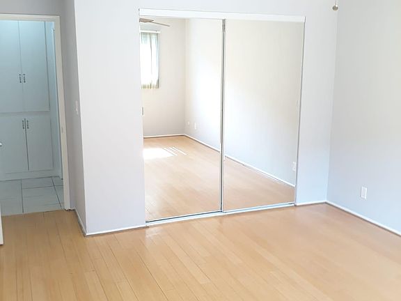 3rd image of 13955 Oxnard St #107