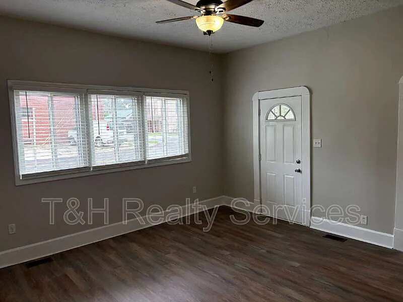 2 bed, 1.0 bath, 936 sqft, $1,275 — Photo 2
