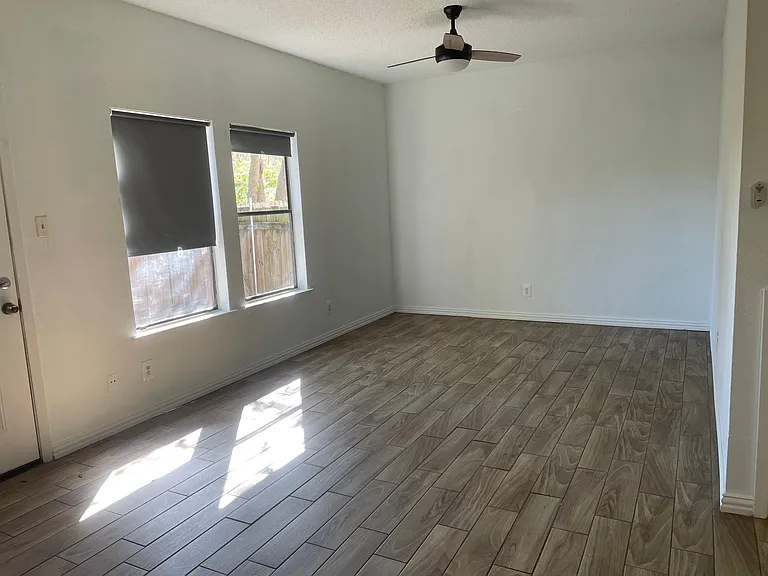 109 W Mockingbird Ln #4 — Photo 6