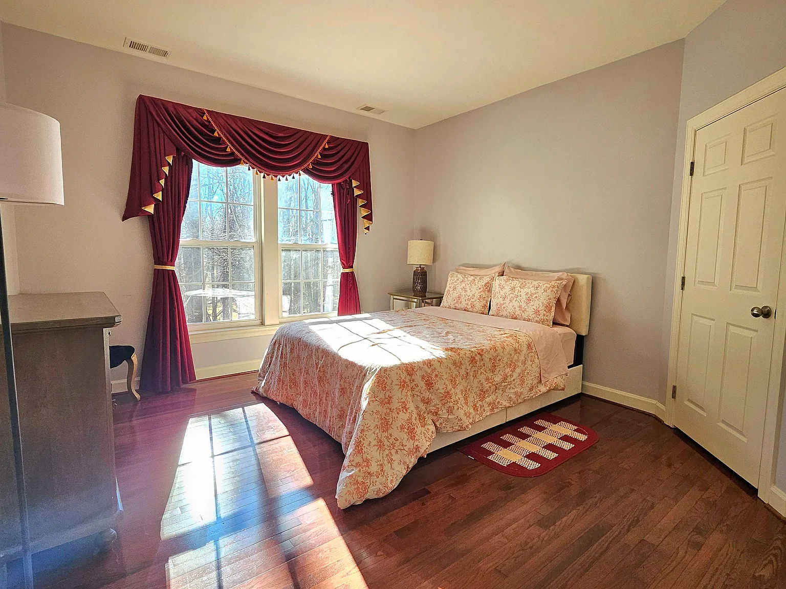 4 bed, 3.5 bath, 5869 sqft, $1,364 — Photo 1