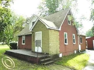 8820 Wayne Rd photo 1