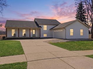 495 Lakes Edge Dr, Oxford, MI 48371