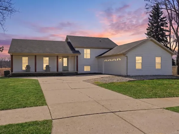 495 Lakes Edge Dr, Oxford, MI 48371