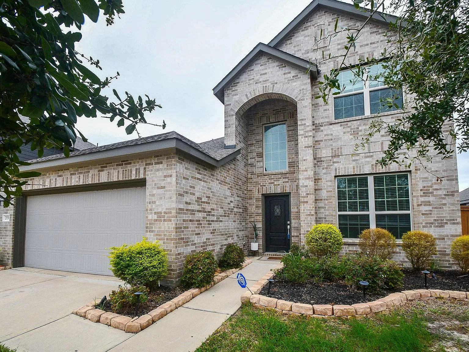4 bed, 2.5 bath, 2308 sqft, $2,800 — Photo 2