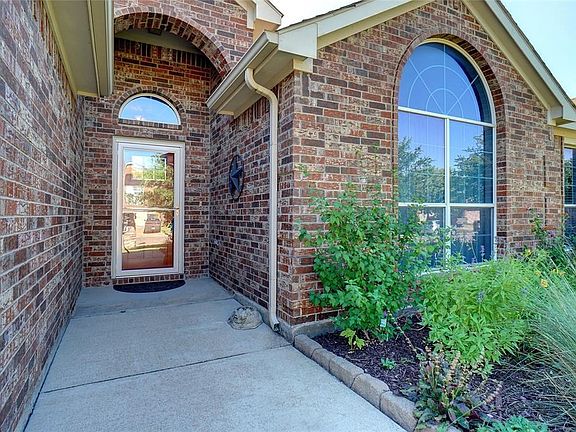 3rd image of 913 Virginia Ln